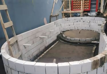 Kontraktor kolam renang profesional di Bekasi sedang mengerjakan pembuatan kolam renang