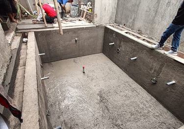 Kontraktor kolam renang profesional di Jakarta Selatan sedang mengerjakan pembuatan kolam renang