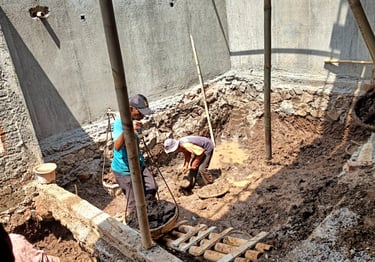 Kontraktor kolam renang profesional di Magelang sedang mengerjakan pembuatan kolam renang
