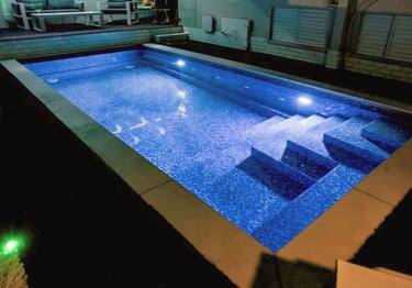 Kolam renang minimalis dengan pencahayaan yang baik