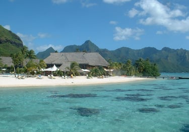 hôtel sur la plage, au bord de la mer