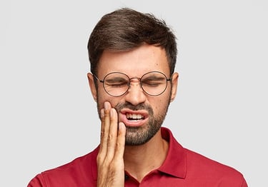 Un homme qui a une douleur à la machoire