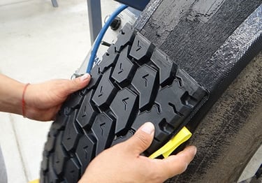 una llanta siendo renovada