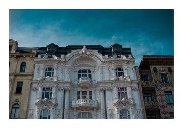 Gebäude in Wien mit historischen Ornamenten vor einem blauen Himmel