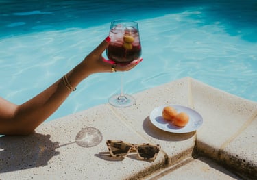Verre de Bellamie apéritif dans la piscine