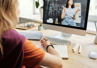 jovem assistindo aula online