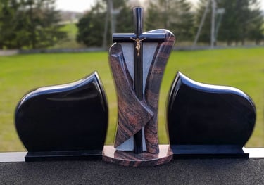 Trijų dalių paminklas su moderniu kryžiu viduryje