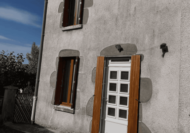 Maison auvergnate, la porte et les fenêtres avec les volets en bois