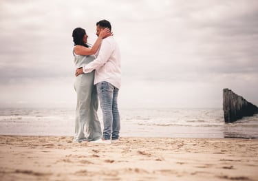 Un homme et une femme enlacés sur la plage