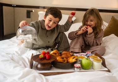 Enfants dans une chambre de l'hôtel Mondovi Luxury SUites