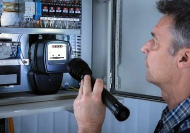 Electricien dépanneur devant un compteur électrique