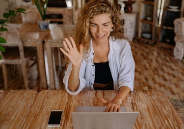 mulher acenando para sua professora. aula online