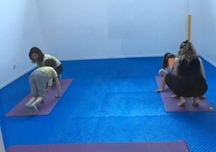 parents et enfants en cours de yogo