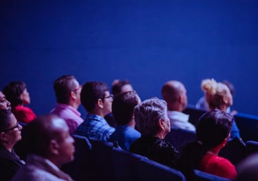 visão lateral: grupo de pessoas sentadas no auditório assistindo palestra