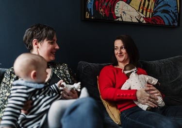 Aline Multon en séance de soutien à l'allaitement avec une famille