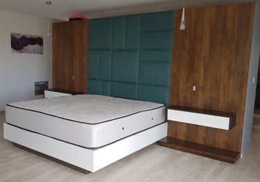 Diseño de dormitorio integrado con respaldo de cama, mesas de luz colgantes y box de cama