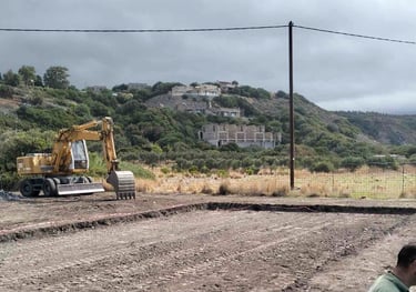 Μπουλντόζα διαμορφώνει χωράφι