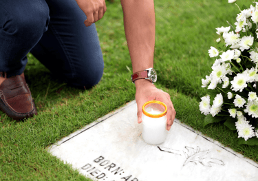 Vela en un altar sencillo, dedicada a la memoria de un ser querido
