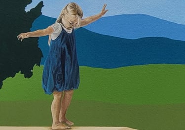 Détail d'une fresque murale: une fillette, debout, joue sur un muret. Chaufferie, Viry, Jura, 39.