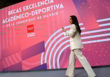María Lázaro presentando un evento institucionall