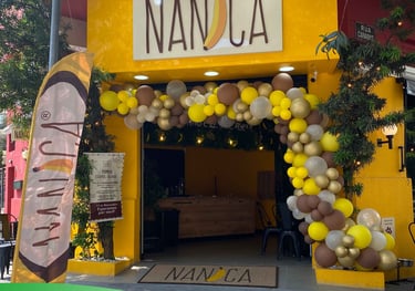 Arco de balões decorando fachada de loja para inauguração e promoção especial