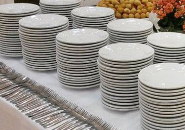 Talheres e pratos para aluguel, essenciais para servir refeições com praticidade em festas e eventos