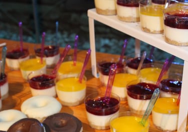 Vasitos de cheesecake artesanales para mesas dulces