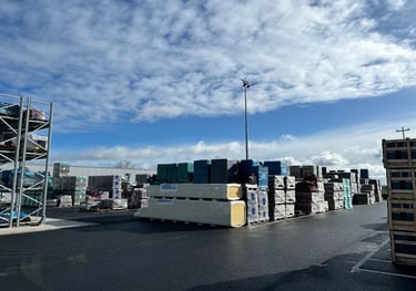 stock de matériaux de couverture sur le parc exterieure