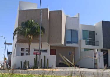 fachada de casa en venta en condesa juriquilla, cumbres del lago, queretaro