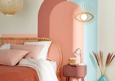 chambre pop et coloré avec des teintes vives et chaleureuses et des matériaux naturels comme l'osier