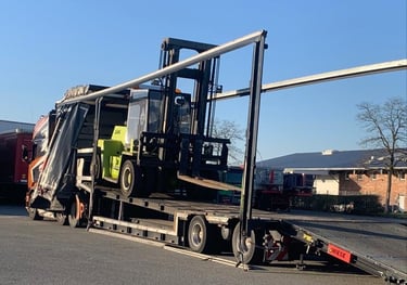 Stapler mit Überhöhe auf Tieflader