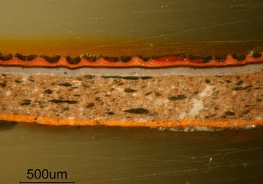Am Querschliff einer Lackprobe kann der Schichtenaufbau nachvollzogen werden.