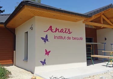 Enseigne d'institut de beauté peinte directement sur crépi façade à Saint Lupicin (39).