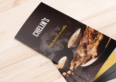 Diseño de un menú en forma de tríptico, con imagen de una pizza caliente