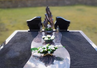 Kapavietė su trijų dalių paminklu ir daliniu dengimu akmens plokšte