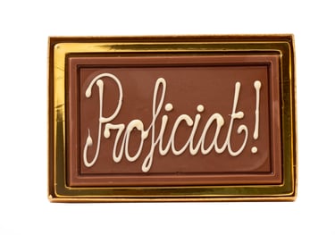 Chocolade plaatje met geschreven wens, proficiat