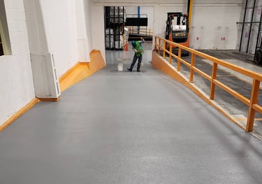 sistema epóxico antideslizante en rampa industrial de alto tránsito