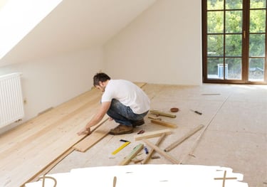 illustration d'un ouvrier posant du parquet en bois massif dans une pièce baignée de lumière 