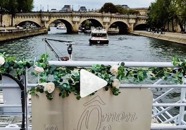 Casamento em barco no Rio Sena, em frente à Torre Eiffel, em Paris, França
