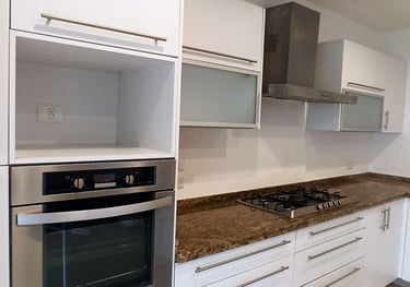 cocina contemporanea con horno y estufa independientes