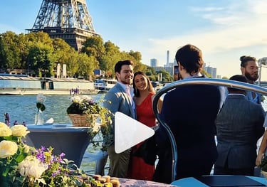 Casamento em barco no Rio Sena, em frente à Torre Eiffel, em Paris, França