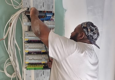 Installation de tableau électrique par un électricien qualifié.