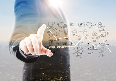 Empresário tocando um quadro estratégico fazendo seu planejamento empresarial