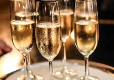 Copos e taças para aluguel, perfeitos para servir bebidas com estilo em festas e eventos