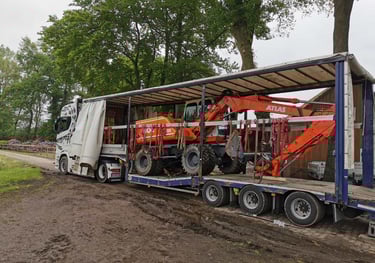 Transport Bagger mit Tieflader