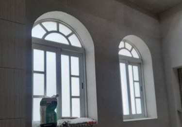 diseños de ventanas de aluminio modernos y elegantes con curvas y cristal esmerilado