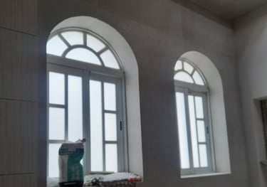 diseños de ventanas de aluminio modernos y elegantes con curvas y cristal esmerilado