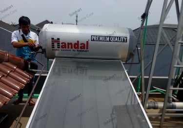 Team solahart HomeCare melakukan service perawatan