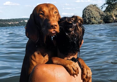 Mujer con perro en el mar Bar El Tambucho Jerez