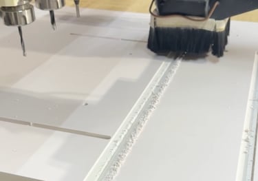 CNC Cortando y Ranurando Panel de PVC